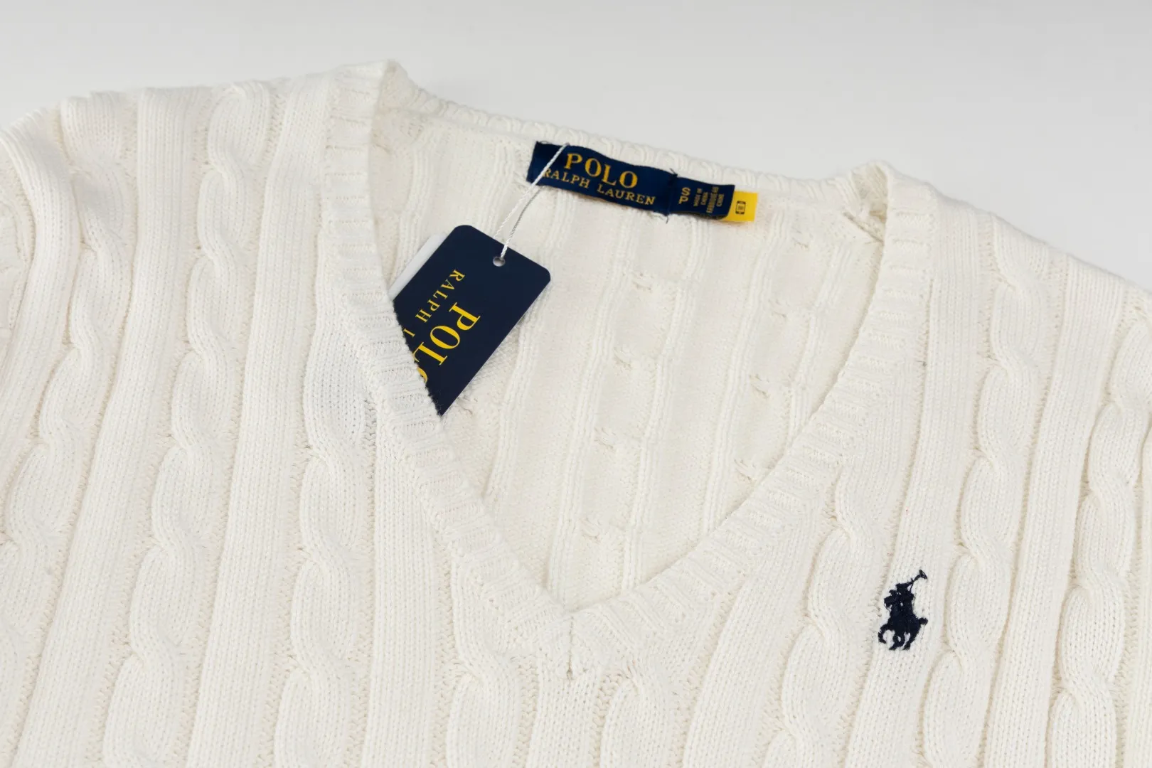 P210 #R90 RALPH LAUREN Thirteen colors of Ralph Lauren classic small label embroidery V-neck pullover cable cardigan sweater women's top, high-density LOGO embroidery on the chest, original customization of tag accessories. Made of pure cotton yarn, pure cotton is skin-friendly and comfortable, small label war horse embroidered twist button V-neck sweater🐎High quality, follow the blogger to learn how to wear it! Let’s buy a Ralph Lauren cable sweater. It’s a super hard-to-find series after it became popular. It’s hard to find one on the official website. It’s simple and practical to wear, with a lazy and loose feel. The thickened fabric has more texture, feels soft and delicate, and has a loose fit. Whether worn alone or layered, you can wear different styles of fashion with just one piece!   Size： Sleeve length: 60/61/62/63